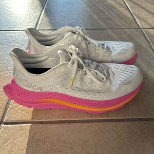 Hoka Kawana- Like New!